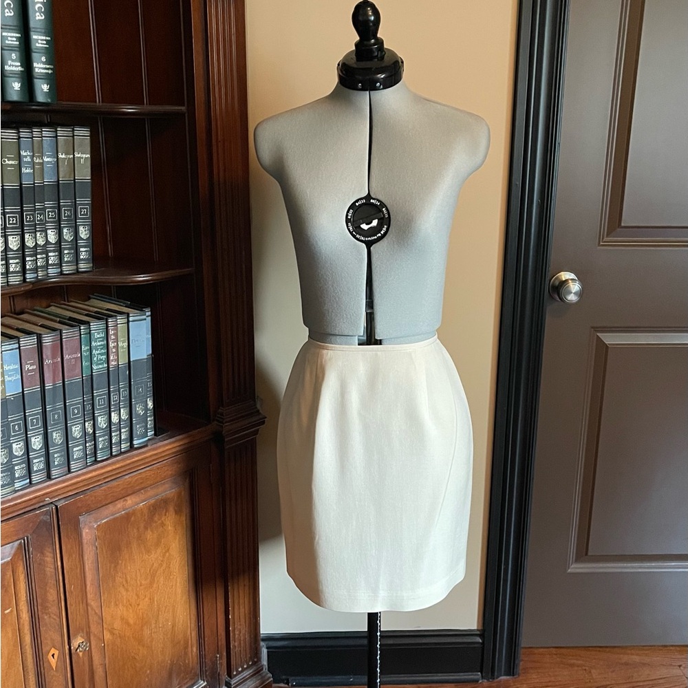EUC Ann Taylor Cream 100% Silk Mini Skirt Cocktail Essential